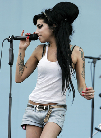 amy winehouse on stage fashion